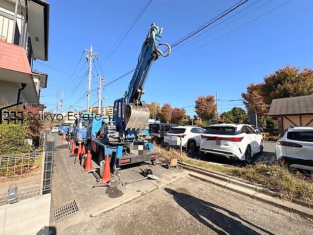 【前面道路】子育てにも嬉しい、緑豊かな自然が広がる閑静な住宅地、南向きの邸宅です。この機会に是非現地をご覧ください。