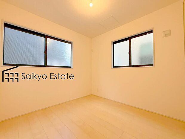 【居室】2面採光で明るく風通しも良好です!天気の良い日は是非窓を開けて空気の入れ替えをしてみるのはいかがでしょうか♪