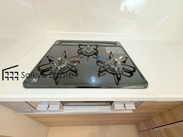 【3口ガスコンロシステム】「3口ガスコンロシステム」はたくさんの料理が同時に作れて便利な上、凹凸が少ないフラットトップなのでお掃除も楽々です。