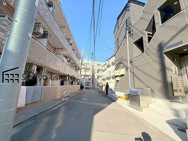 【前面道路】小・中学校まで徒歩約8分でお子様が無理なく通える距離です。保育園や幼稚園も近くに多数あり、子育てファミリーには嬉しい環境です!コンビニまで徒歩約5分など、周辺は商業施設が充実した暮らし便利な立地です!