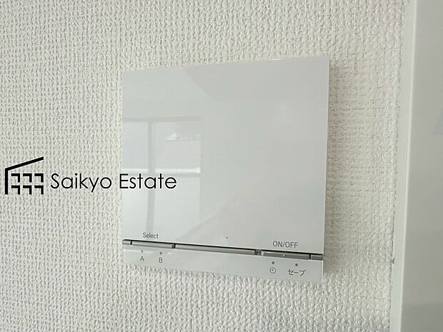 【床暖房】「リビング床暖房」は、空気を汚さずに室内を快適な温度に保ってくれます。お子様でも安心してつける事ができる暖房器具です。
