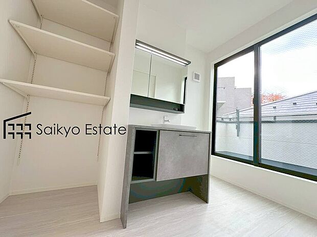 【シャンプードレッサー付洗面化粧台】「シャンプードレッサー付きの洗面台」は暮らしを快適にしてくれます。朝の身支度もスムーズに♪
