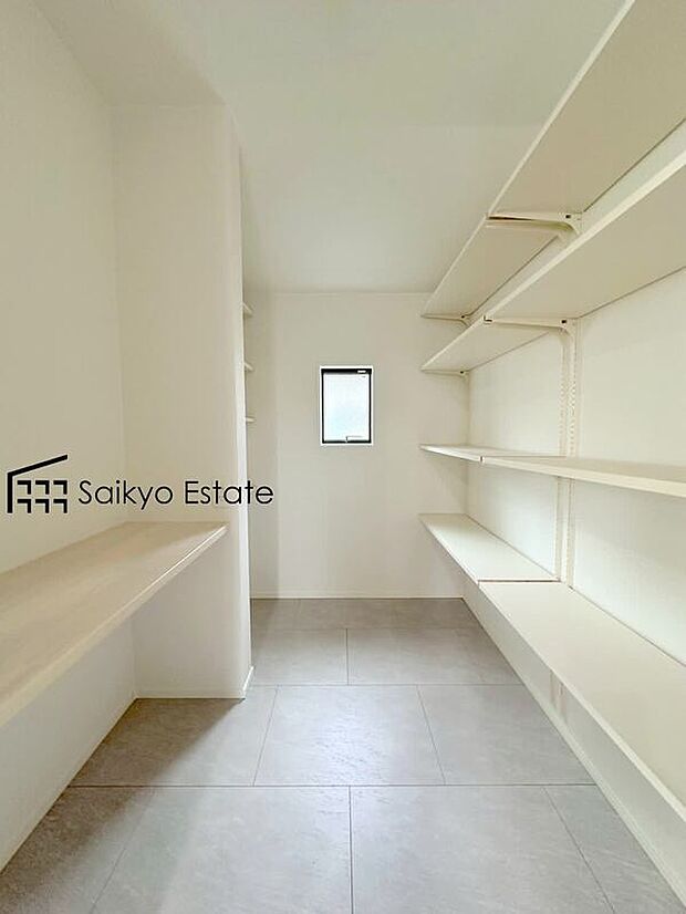 【パントリー】キッチン横には大容量のパントリーがございますので、沢山の食料などが保管できます。もしもの時の備えが出来ますので安心です。
