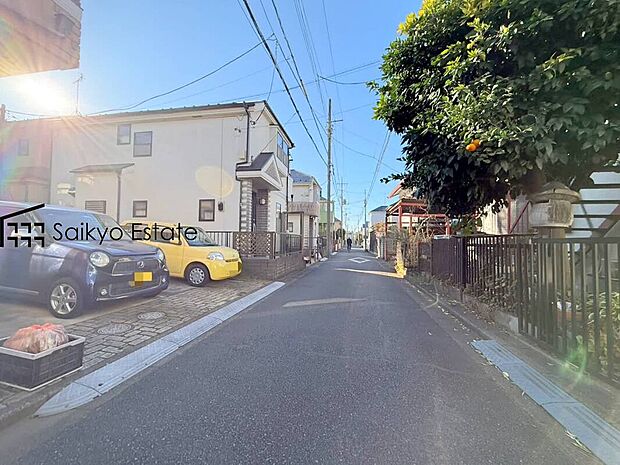 【前面道路】周辺は公共施設、医療施設など、生活をサポートする施設も揃い、落ち着いた住環境で子育てにも優しい暮らしやすいロケーションです！