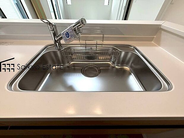 【浄水器】「浄水器」をスリムに内蔵したハンドシャワー式の水栓金具です。シンクもスッキリ!