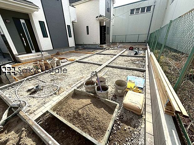 【カースペース】駐車スペースはコンクリート仕上げの為、雨の日でも足元が気になりません!自転車やバイクを置くスペースもございます!