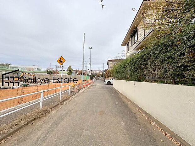 【前面道路】交通量の少ない前面道路ですので、小さなお子様がおられるご家庭でも安心してお住まいいただけます。
