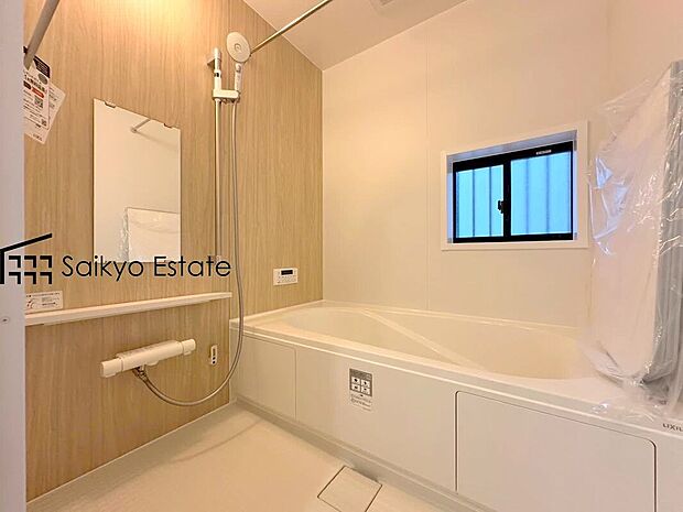 【浴室（施工例）】一日の疲れを癒してくれる一坪タイプの広々バスルーム♪雨の日のお洗濯にも大活躍な浴室暖房乾燥機付きです！窓があって換気が出来るのも嬉しいですね♪