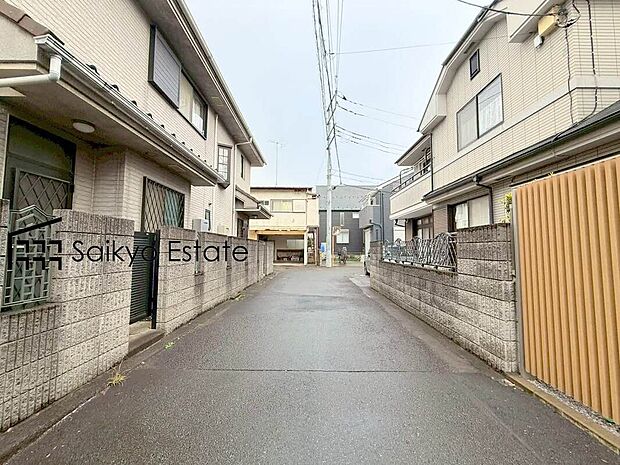 【前面道路を含む現地写真】お車の出し入れがスムーズに出来る前面道路になります。ストレスを感じる事なく出来ますので駐車苦手な方もご安心いただけます。