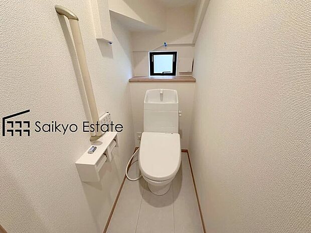 【ウォシュレット付トイレ】「温水清浄便座付きトイレ」は日々の生活を快適にしてくれます。毎日使う場所だからこそ、こだわりたいポイントですね。