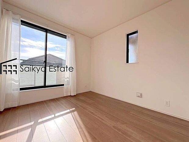 【洋室】2面採光で明るく風通しも良好です！天気の良い日は是非窓を開けて空気の入れ替えをしてみるのはいかがでしょうか♪
