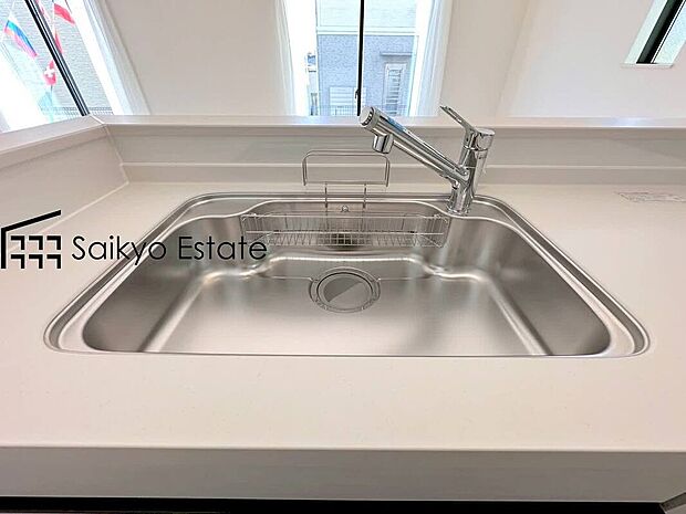 【浄水器】「浄水器」をスリムに内蔵したハンドシャワー式の水栓金具です。シンクもスッキリ！
