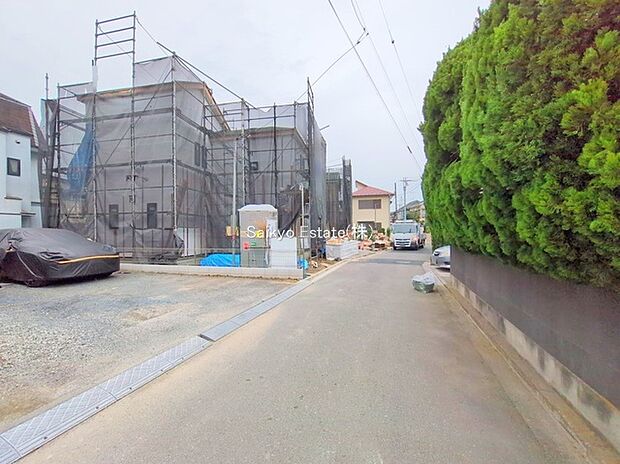 【前面道路を含む現地写真】子育てにも嬉しい、緑豊かな自然が広がる閑静な住宅地、南向きの邸宅です。この機会に是非現地をご覧ください。