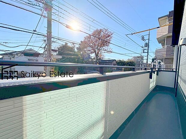 【バルコニー】2部屋から出入りが出来る続きバルコニーは家事動線が良く、沢山の洗濯物やお布団がいっぺんに干せます！南向きで陽当りも良好です♪
