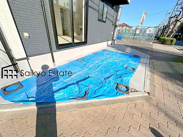 【駐車場】カースペースはコンクリート仕上げの為、雨の日でも足元が気になりません！自転車やバイクを置くスペースもございます！
