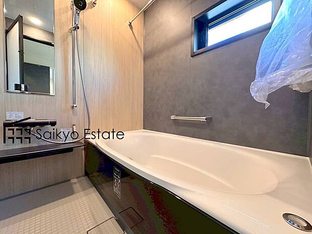 【浴室】一日の疲れを癒してくれる一坪タイプの広々バスルーム♪雨の日のお洗濯にも大活躍な浴室暖房乾燥機付きです！
