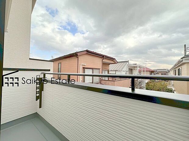 【バルコニー】お洗濯物やお布団を干すのに十分なスペースを確保したバルコニー。南向きで陽当りも良好です♪