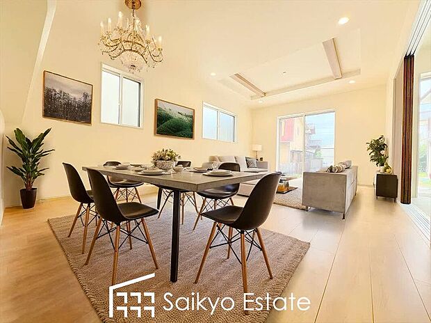 【リビング【施工例】】開放感と採光にこだわった広々としたLDKです。陽光いっぱいの空間で家族団らんの時間も増えそうですね！