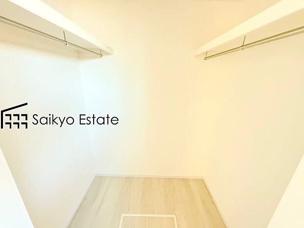 【WIC(施工例)】ひと目で収納物を確認できるウォークインクロゼットは、ゆとりの広さを備えた大型収納。数多くの衣類に加え、足元には引出しや衣装箱、シューズボックスなども収納することができます。