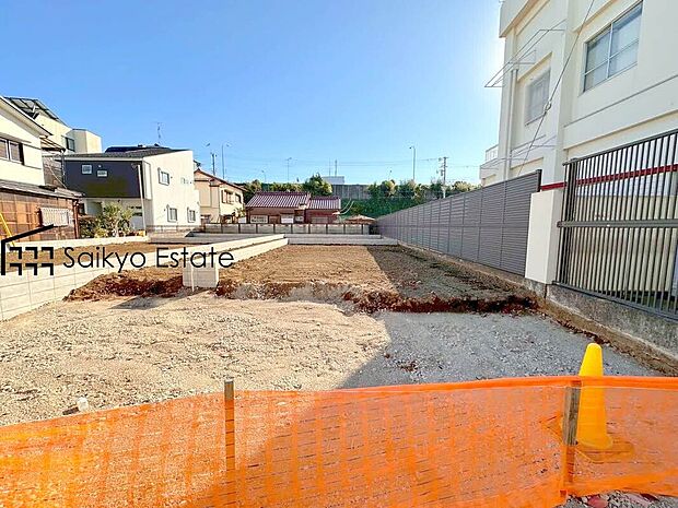 【現地写真】設計性能評価取得済で断熱性や耐震性に優れた安心の邸宅です！敷地面積32坪以上！18.5帖以上の広々LDK×居室4部屋！WICやパントリーなど収納豊富な間取りプラン！全室2面採光、全居室収納完備！