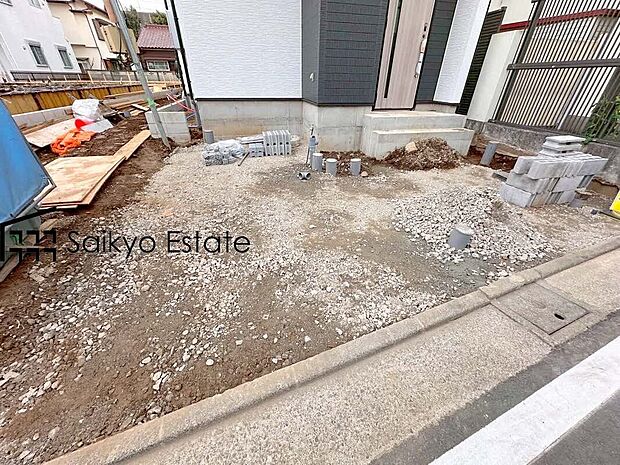 【カースペース】小学校まで徒歩約5分、中学校まで徒歩約13分でお子様が無理なく通える距離です。保育園や幼稚園も近くに多数あり、子育てファミリーには嬉しい環境です!コンビニまで徒歩約2分で暮らし便利な立地です!