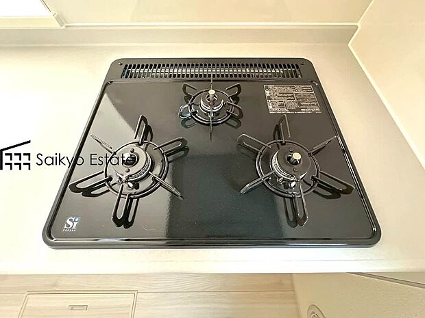 【3口ガスコンロシステム】「3口ガスコンロシステム」はたくさんの料理が同時に作れて便利な上、凹凸が少ないフラットトップなのでお掃除も楽々です。