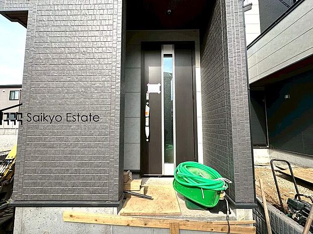 【玄関】家の顔となる玄関は、格調高いデザイン性が求められます。玄関は、高級感と断熱性、防犯性に優れた玄関ドアを標準装備。