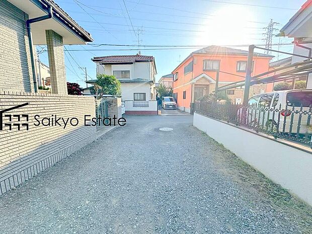 【前面道路を含む現地写真】交通量の少ない前面道路ですので、小さなお子様がおられるご家庭でも安心してお住まいいただけます。