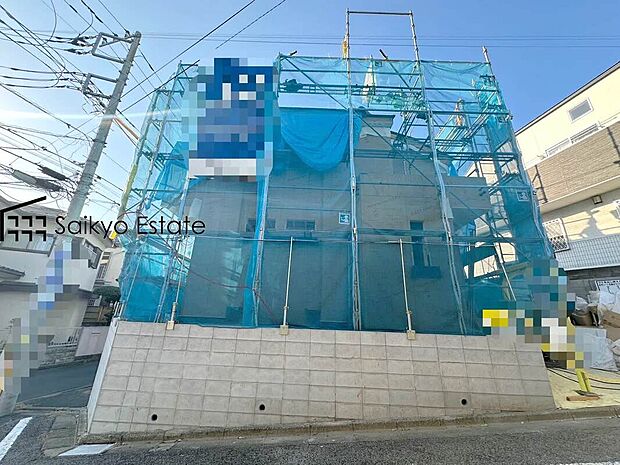 【現地写真】周囲にはスーパーをはじめとした買い物施設も揃っています。住みやすさと利便性を兼ね備えた環境です。