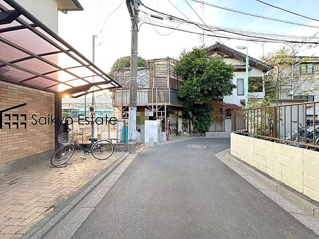 【前面道路】交通量の少ない前面道路ですので、小さなお子様がいらっしゃるご家庭でも安心してお住まいになれます。