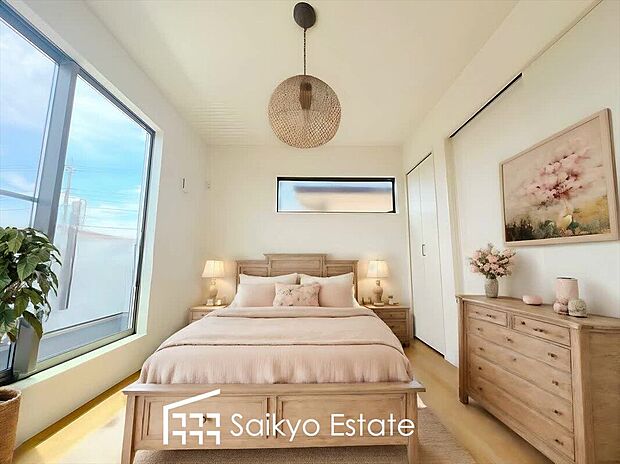 【洋室【施工例】】バルコニーに出入りの出来る洋室は、たくさん陽光が差し込む明るい空間です。朝も気持ちよく起きられそうです♪