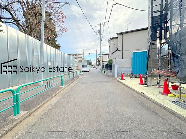 【前面道路】周辺は公園や緑地が点在する緑豊かな住環境です。この機会に是非、周辺環境も併せて現地をご覧ください。