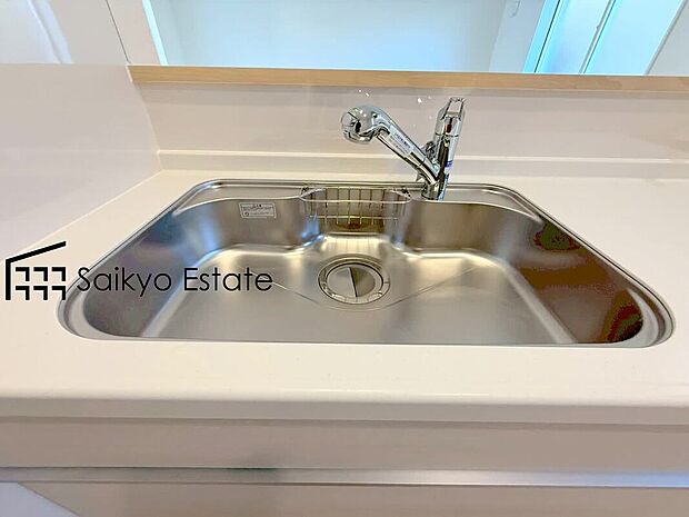 【浄水器】「浄水器」をスリムに内蔵したハンドシャワー式の水栓金具です。シンクもスッキリ!