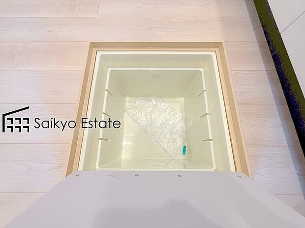 【床下収納】「床下収納」は日用品のストックや、使用頻度の低い物などを収納するのに便利なスペースです。