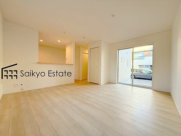 【リビング】開放感と採光にこだわった16.5帖の広々としたLDKです。陽光いっぱいの空間で家族団らんの時間も増えそうですね!