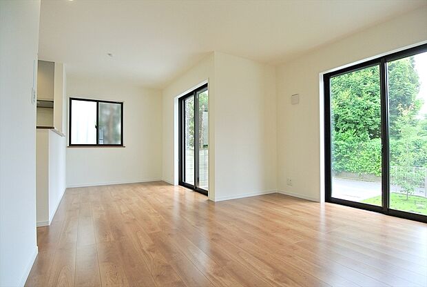 【リビング【施工例】】開放感と採光にこだわった20.6帖の広々としたLDKです。陽光いっぱいの空間で家族団らんの時間も増えそうですね!