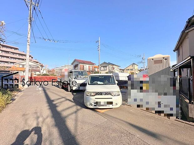 【現地外観を含む前面道路】交通量の少ない前面道路ですので、小さなお子様がおられるご家庭でも安心してお住まいいただけます。
