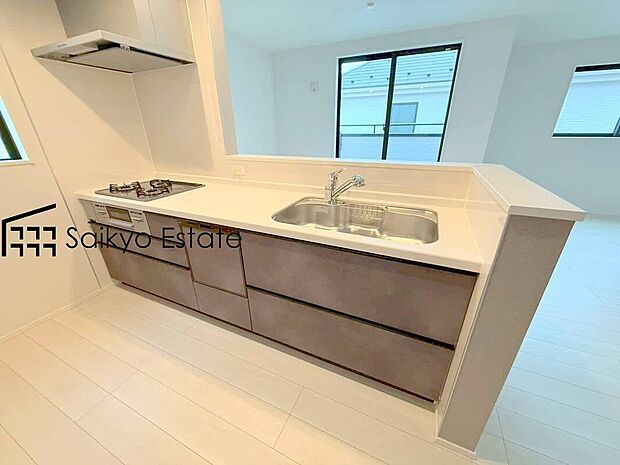 【キッチン【施工例】】リビングにいる家族とコミュニケーションをとりながら作業が出来る人気のカウンターキッチン。お子様がリビングにいても目が届くので安心です。