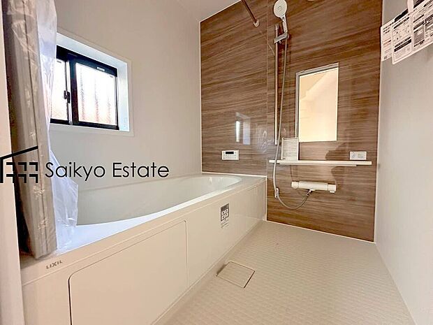 【浴室（施工例）】一日の疲れを癒してくれる一坪タイプの広々バスルーム♪雨の日のお洗濯にも大活躍な浴室暖房乾燥機付きです！窓があって換気が出来るのも嬉しいですね♪