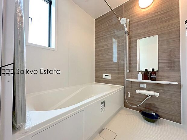 【浴室（施工例）】一日の疲れを癒すバスルーム。ゆったりとリラックスできる一坪タイプです。カビの発生を抑制し、雨の日の洗濯物の乾燥にも便利な浴室換気暖房乾燥機を標準装備しています。
