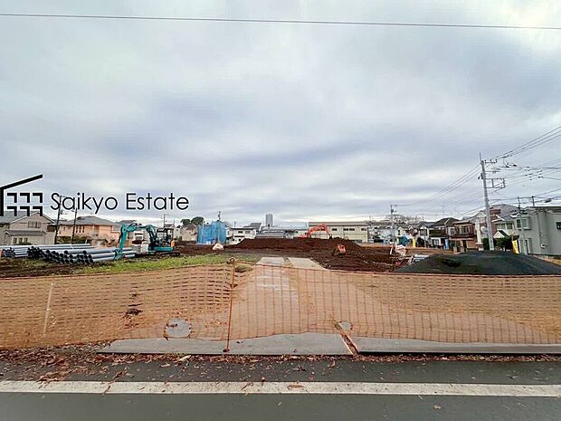 【現地写真】周囲にはスーパーをはじめとした買い物施設も揃っています。住みやすさと利便性を兼ね備えた環境です。
