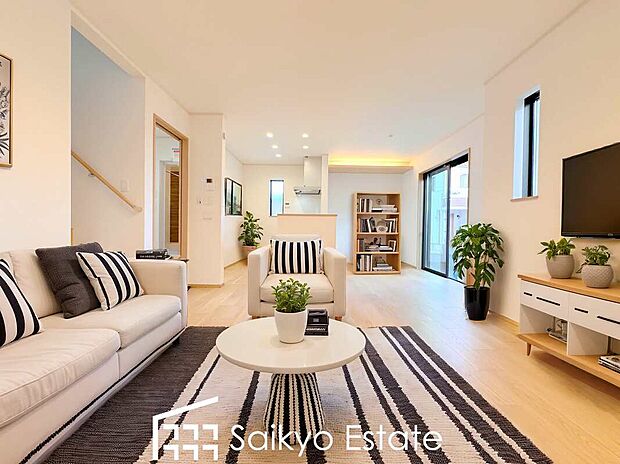 【リビング（施工例）】開口部の大きな窓！陽当り良好なリビングです。うれしい床暖房完備で寒い季節も足元から暖めてくれます！

