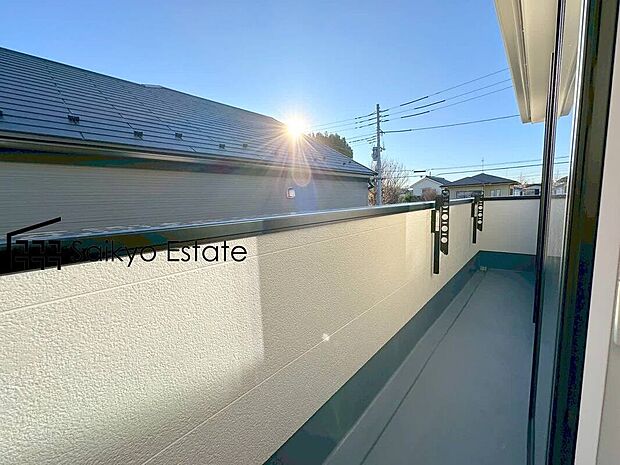 【バルコニー】2部屋から出入りが出来る続きバルコニーは家事動線が良く、沢山の洗濯物やお布団がいっぺんに干せます!南向きで陽当りも良好です♪