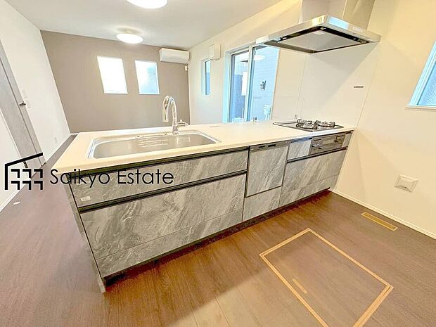 【キッチン】リビングにいる家族とコミュニケーションをとりながら作業が出来る人気のカウンターキッチン。お子様がリビングにいても目が届くので安心です。