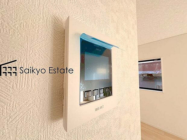 【TVモニター付きインターホン】「TVモニター付きインターホン」は、玄関に行かなくても誰が来たのか確認でき、お子様のお留守番も安心です。
