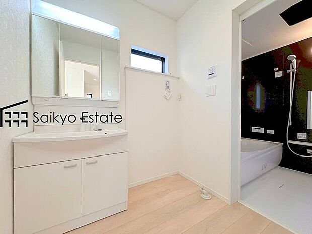 【シャンプードレッサー付洗面化粧台】「シャンプードレッサー付きの洗面台」は暮らしを快適にしてくれます。朝の身支度もスムーズに♪
