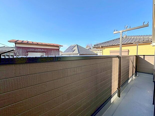 【バルコニー】2部屋から出入りが出来る続きバルコニーは家事動線が良く、沢山の洗濯物やお布団がいっぺんに干せます！南向きで陽当りも良好です♪