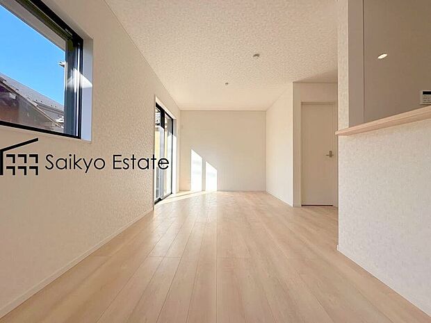 【リビング】開放感と採光にこだわったLDKです。陽光いっぱいの空間で家族団らんの時間も増えそうですね！※家具類はCG加工しています。