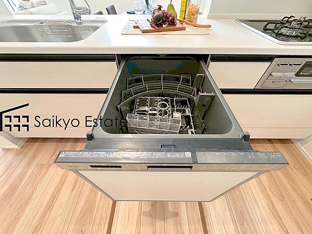 【食洗機】「ビルトイン食洗機」は手洗いよりも経済的で家計に優しく、家事の負担を軽減してくれるママの強い味方ですね。
