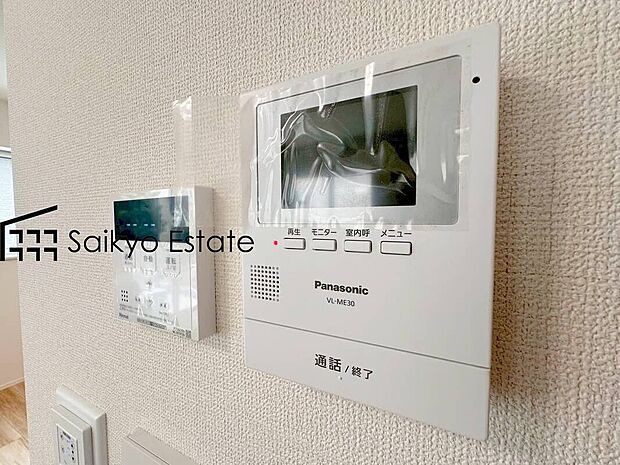 【TVモニター付きインターホン】「TVモニター付きインターホン」は、玄関に行かなくても誰が来たのか確認でき、お子様のお留守番も安心です。
